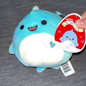 REY THE VALENTINE’s DAY SHARK SQUISHMALLOW 4”